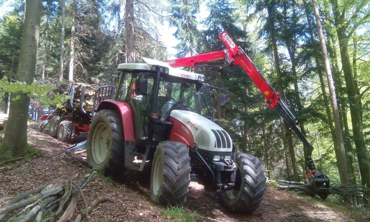 Traktor mit Forstkran